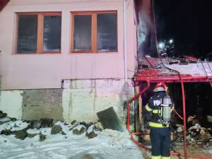 Incendiu puternic, extins și la o casă, pornit de la jarul din cenușa depozitată lângă o stivă de lemne