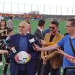 Mingea cu semnăturile a mari jucători de fotbal din România, primită de primarul Vasile Rîmbu de la președintele FRF, Răzvan Burleanu