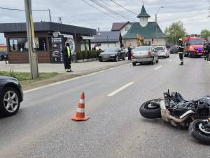 O dublă depășire pe linia continuă a dus la rănirea unui motociclist