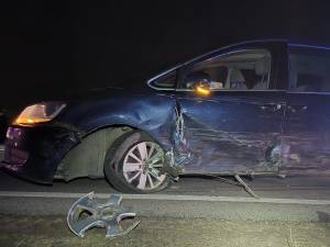 Un tânăr șofer în vârstă de 19 ani a intrat pe contrasens și a lovit o mașină în care se afla o familie cu 6 copii minori