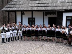 Grupul Tradițional Dor, din Moara, Angelica Flutur, Călin Brăteanu, Grigore Gherman, pe scena Casei de Cultură Suceava, într-un spectacol memorabil
