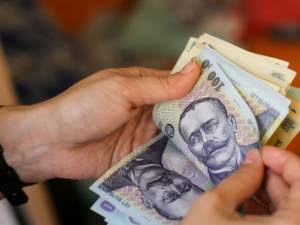 Angajată a unui hipermarket, escrocată cu 4.900 de lei de un fals coleg