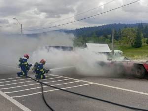 Incendiu în trafic, la platforma unui autotren care transporta un excavator