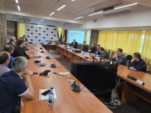 Primăria Suceava vrea inventarierea cablurilor și rețelelor aeriene de pe axul principal, în două săptămâni