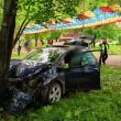 O maşină scăpată de sub control s-a oprit într-un copac din Parcul Central Rădăuţi