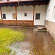 Curtea căminului de bătrâni Sf. Ioan cel nou din Suceava a fost inundată de ploile abundente