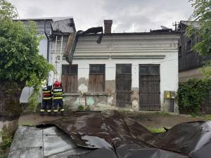 Vântul puternic a smuls acoperișul unei case nelocuite din Rădăuți