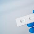 Noua formă de Covid-19, cu simptomul de „lamă de ras în gât”, diagnosticată în iunie la 18 suceveni