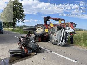 Șoferii unui autoturism și al unui tractor au ajuns la spital după o coliziune puternică
