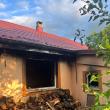 Fum gros și distrugeri serioase în urma unui incendiu plecat de la un cablu electric
