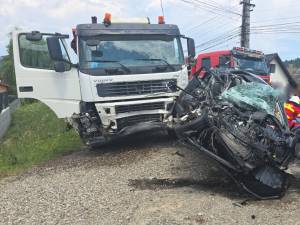 O femeie a murit după ce a mașina pe care o conducea a intrat pe contrasens și a lovit o autobasculantă