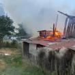 Casă distrusă de flăcări după ce a fost incendiată intenționat