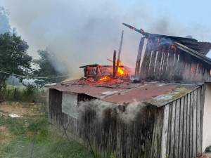 Și-a incendiat propria casă, dar nu a putut oferi și o explicație pentru gest