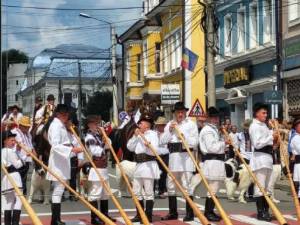 „Întâlniri Bucovinene” - Tradiționala paradă a portului popular, programată astăzi, la Câmpulung Moldovenesc, s-a anulat