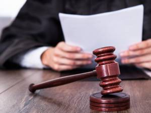Pedepse cu executare pentru patru tâlhari care au dus un bătrân cu forța pe la bancomate pentru a-i lua banii