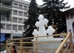 Crucile de gheata din centrul Sucevei, sfintite in prezenta autoritatilor