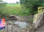 Inundaţi de două ori în trei zile, din cauza unui pod în „miniatură”