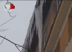 Ţurţuri de doi metri lungime pe acoperişul unor blocuri din centrul Sucevei