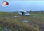 Un microbuz cu zece pasageri s-a răsturnat de mai multe ori pe câmp