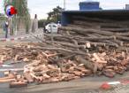 Un camion cu lemne condus de un sucevean s-a răsturnat într-un sens giratoriu din Botoşani