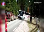 Un autocar plin cu turişti, rămas blocat într-un şanţ pe Transrarău