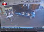 Un autoturism a intrat în vitrina unei benzinării, vânzătoarea din interior reușind să se salveze în ultima secundă