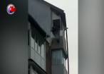 „Dorel” izolează faţada blocului, ţinut de picioare, cu capul în jos, pe un balcon de la etajul 5