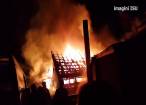 Un incendiu violent a mistuit un grajd şi un garaj din Rădăşeni