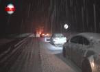 Trafic dat peste cap pe drumurile naționale și în Suceava, unde călătorii au înghețat în stațiile de autobuz