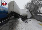 Accidente în lanţ pe şosele, odată cu ninsoarea. Un om a murit după coliziunea dintre două vehicule grele