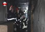 Panică şi oameni evacuaţi, după un incendiu provocat intenţionat într-un bloc de garsoniere din Burdujeni