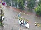 Străzile și trotuarele din centrul Sucevei, acoperite de ape, în urma unei ploi torențiale