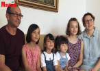 O familie de suceveni a adoptat trei fetiţe abandonate