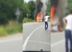 O maşină de lux a luat foc în trafic pe DN17